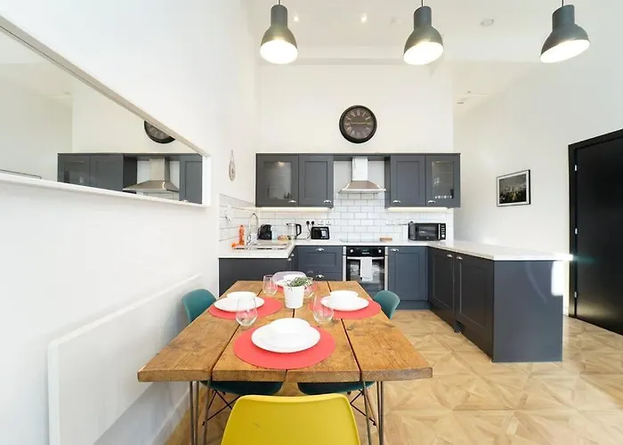 Spacious 2 Bedroom City Centre Apartment