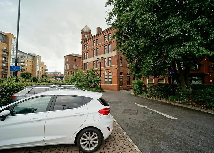 Spacious 2 Bedroom City Centre Apartment